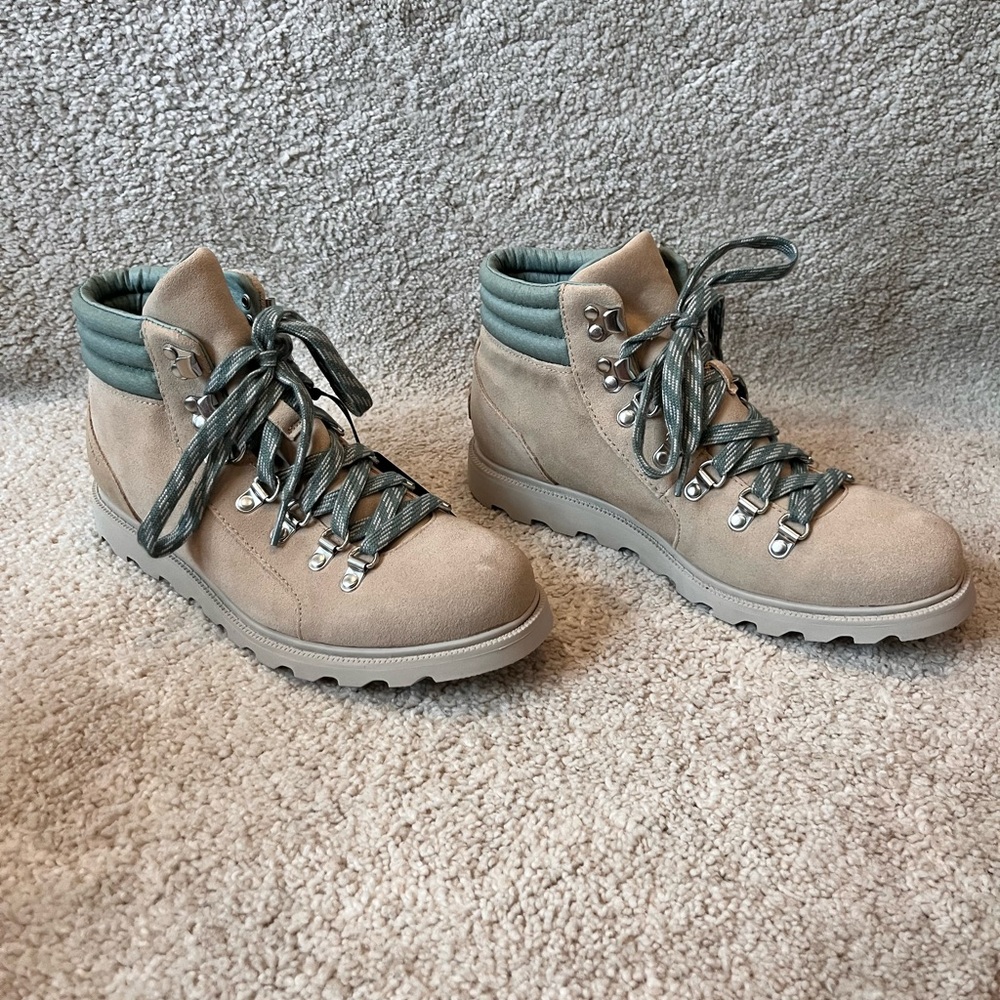 Sorel tan and light blue lace-up hiking boots size 8.5 Never been worn!